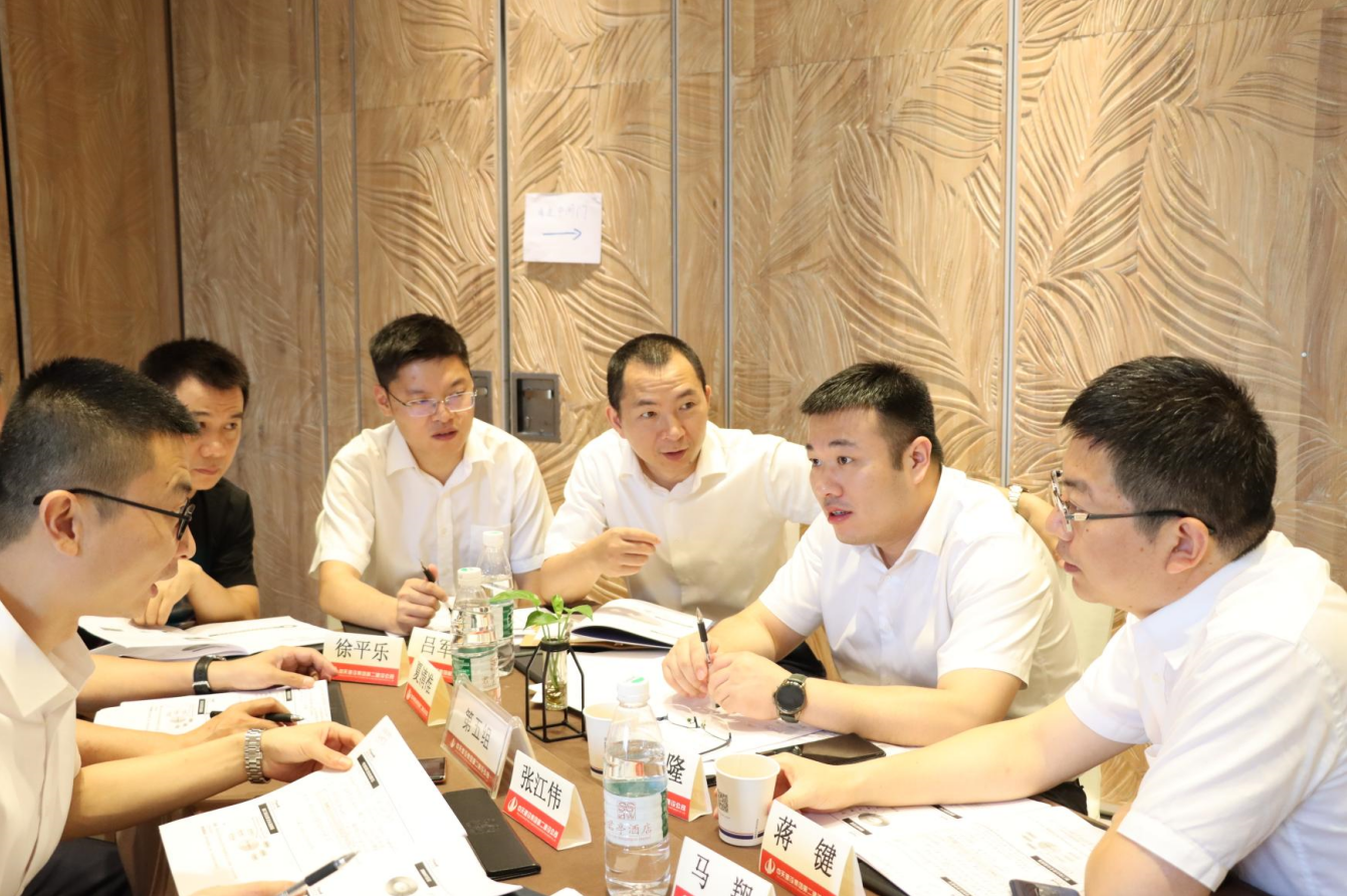 2021年6月25日-26日，AG公司二建组织开展了2021年中高层主管执行力培训。本次培训特邀清华、北大、上海交大总裁班讲师，中国企业家协会特聘高级讲师许晋老师进行授课。